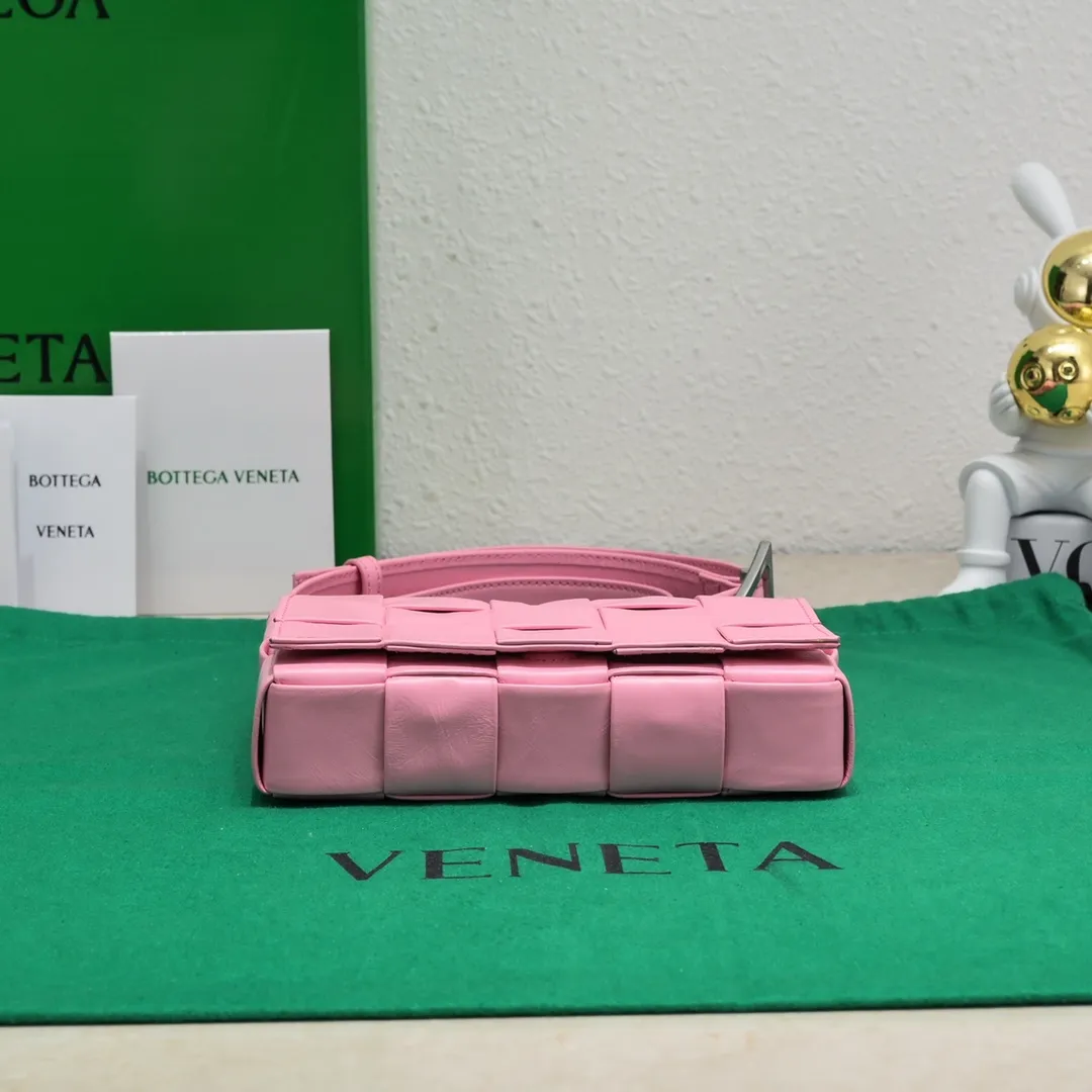 Batch 1460 Bv new Cassette small pillow bag, classic weaving technology, waxed leather design pillow bag, has developed into a family series and has become the trump card of the new Bottega bag🔥 A must-have artifact for fashionistas to match frequently selected fashion items and contemporary exquisite workman concave shapes💚Cute and cute, the medium size is launched in the latest color, beautiful and dreamy, super exciting💓 Size: 17.5*10.5*3cm, model: 7587#